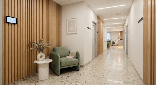 Spokojny korytarz kliniki ze ściennym panelem z naturalnego dębu